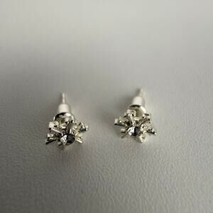 NWOT Womens Snowflake Winter Rhinestone Dainty Stud Sterling Fashion Earrings